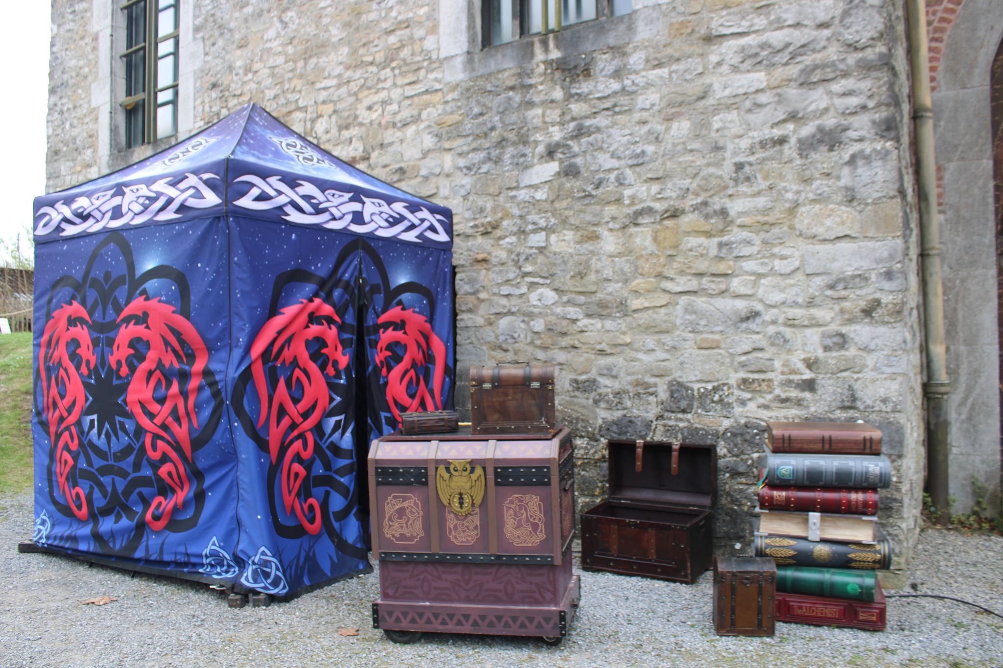 Tonnelle et matériel du spectacle Merlin et son coffre à malices en extérieur